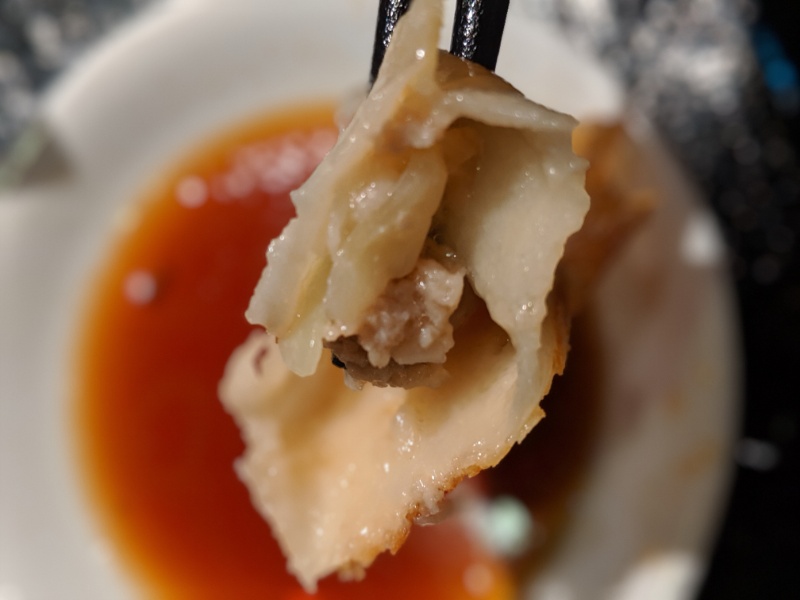 皮は厚め、中からは熱い肉汁が